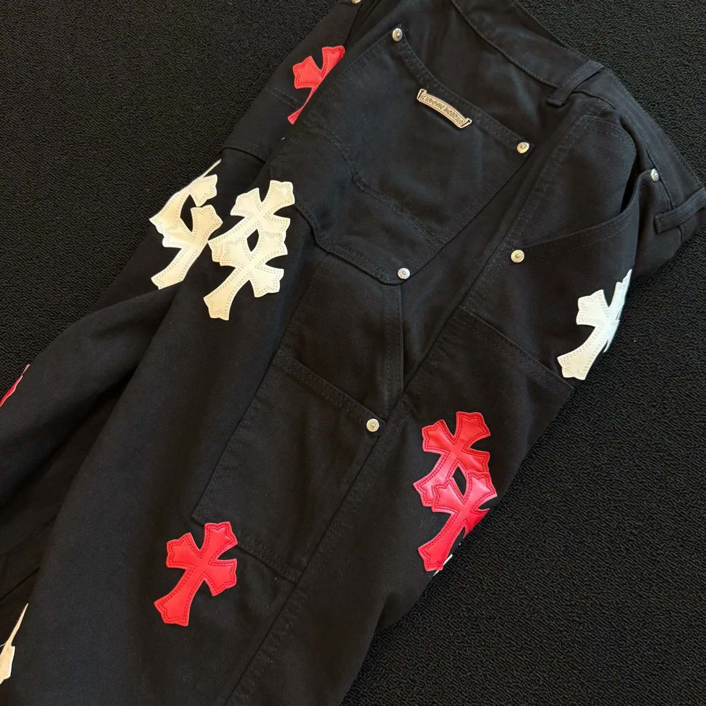 P280 Style number: D359 So cool from Chromehearts Chromehearts Contrast color leather overalls Color #Black Size #S-Xxl (28 30 32 34 36) 28 Waist 74 Hips 102 Length 101 30 Waist 78 Hips 106 Length 102 32 Waist 82 Hips 110 Pants length 103 34 Waist 86 Hips 114 Pants length 104 36 Waist 90 Hips 118 Pants length 106
